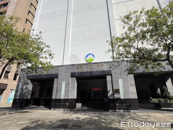 環境部今天召開第6次碳費費率審議會，正式費率拍板，一般費率起徵價每公噸300元、優惠費率A、B兩種方案分別為50元和100元。據環境部規劃，預計今年10月底前預告碳費費率、明年1月1日生效，明年先試申報，2026年正式收費，之後每2年進行檢討和調升，預計2030年調高到1200元到1800元。